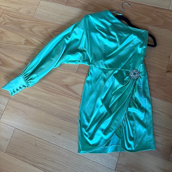 Green off the shoulder dress - Picture 2 of 2